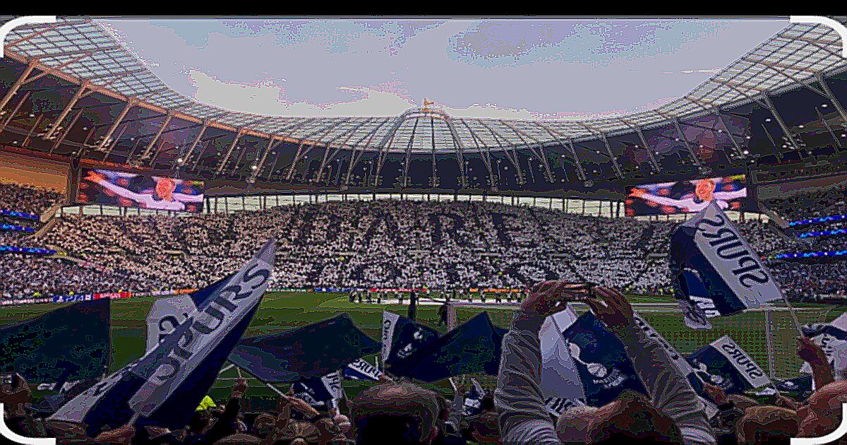 トッテナムのエンブレムの雄鶏の銅像が映っている画像