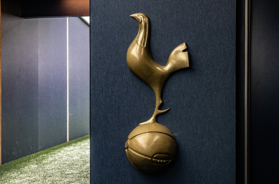 トッテナムのエンブレムの象徴である雄鶏とサッカーボールの銅像