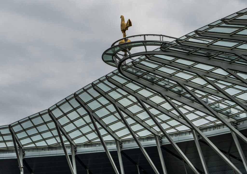 トッテナムのエンブレムの象徴である雄鶏とサッカーボールの銅像が、トッテナム・ホットスパー・スタジアムに設置されている様子