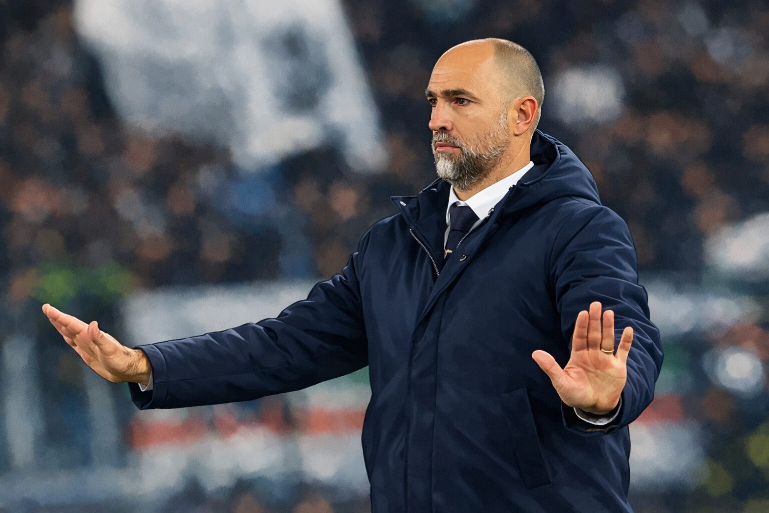 トゥドルの戦術記事に使用している監督の指示シーンのアイキャッチ画像